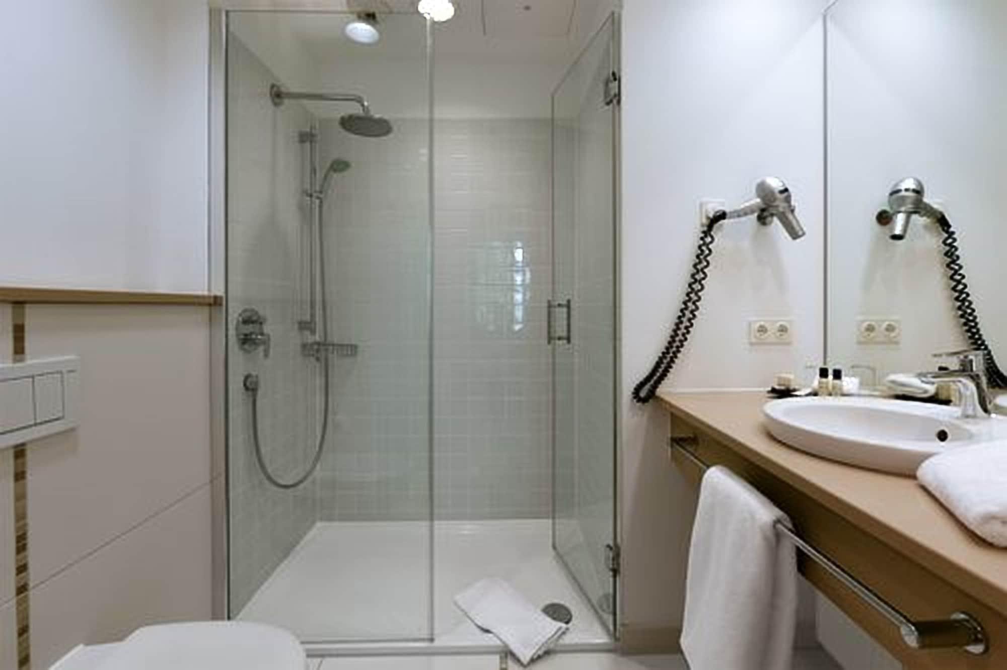 Privathotel Lindtner Hamburg Luaran gambar A shower cubicle