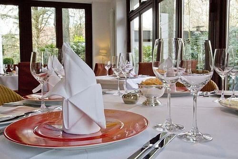 Privathotel Lindtner Hamburg Luaran gambar A table set for fine dining