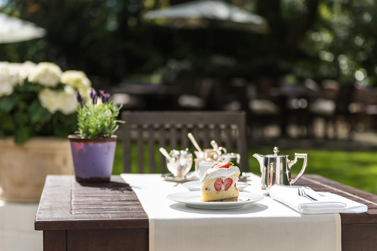 Privathotel Lindtner Hamburg Luaran gambar A table set for afternoon tea