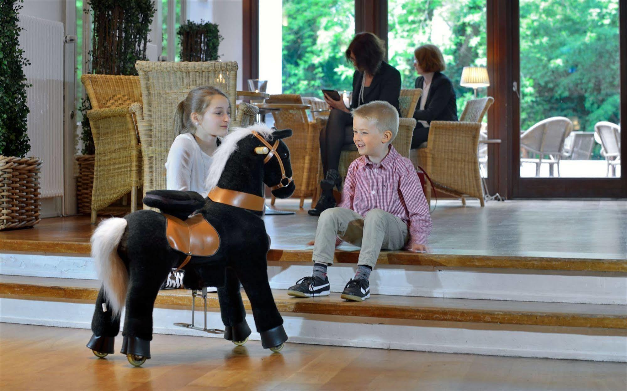 Privathotel Lindtner Hamburg Luaran gambar A child riding a ponycycle