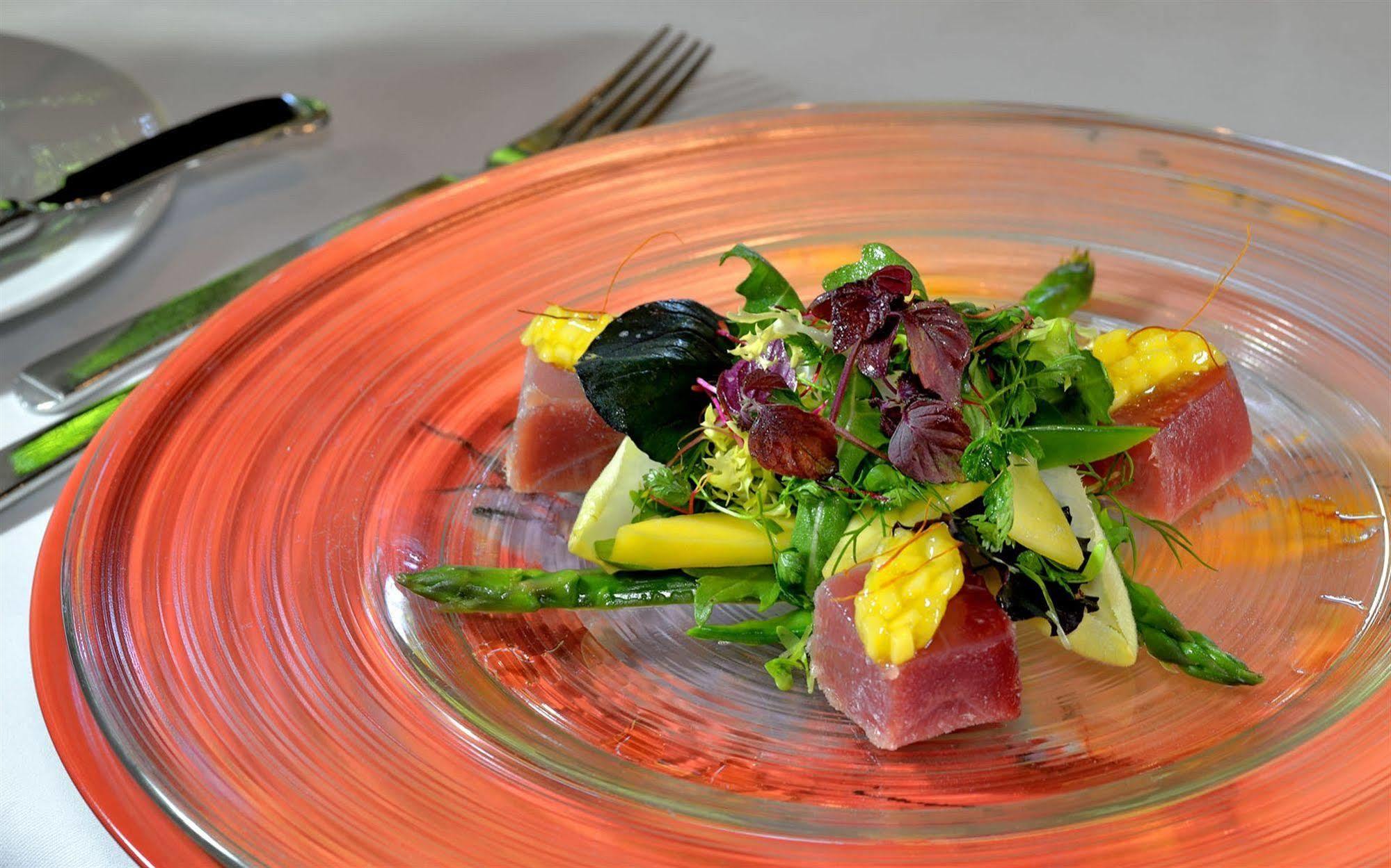 Privathotel Lindtner Hamburg Luaran gambar A salad of asparagus, tuna, and mango
