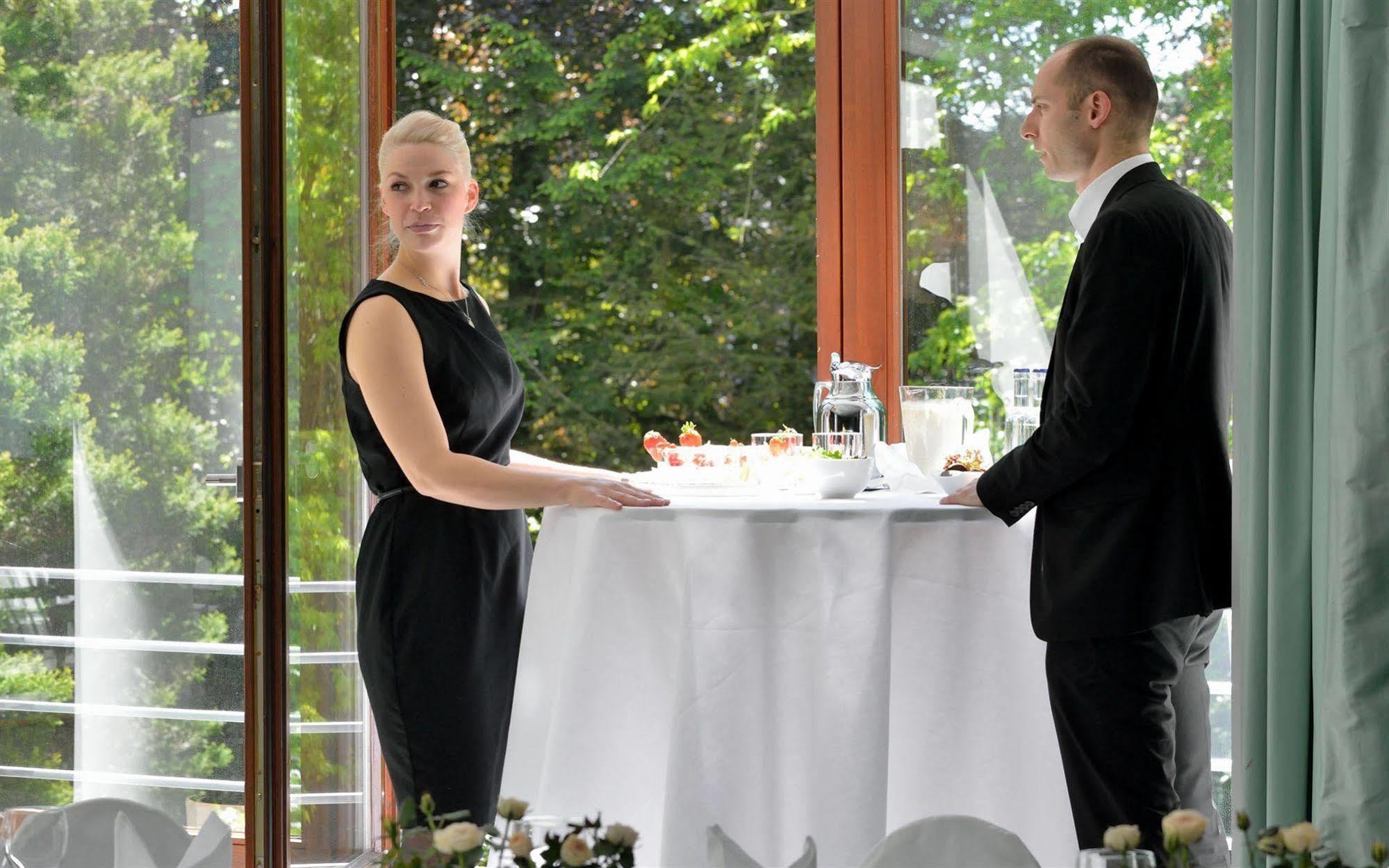 Privathotel Lindtner Hamburg Luaran gambar A restaurant hostess and a restaurant manager