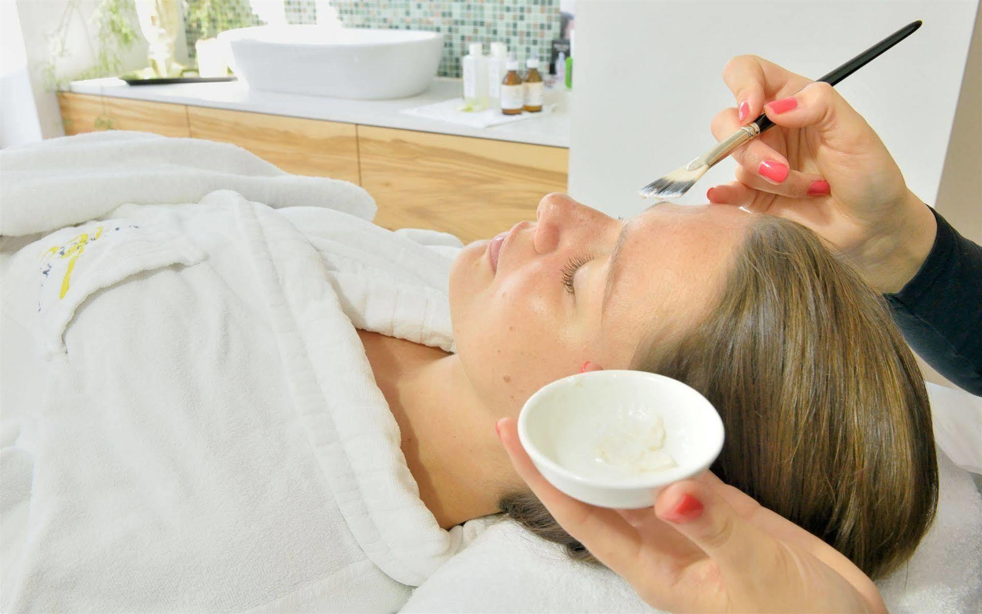 Privathotel Lindtner Hamburg Luaran gambar A woman receiving a facial