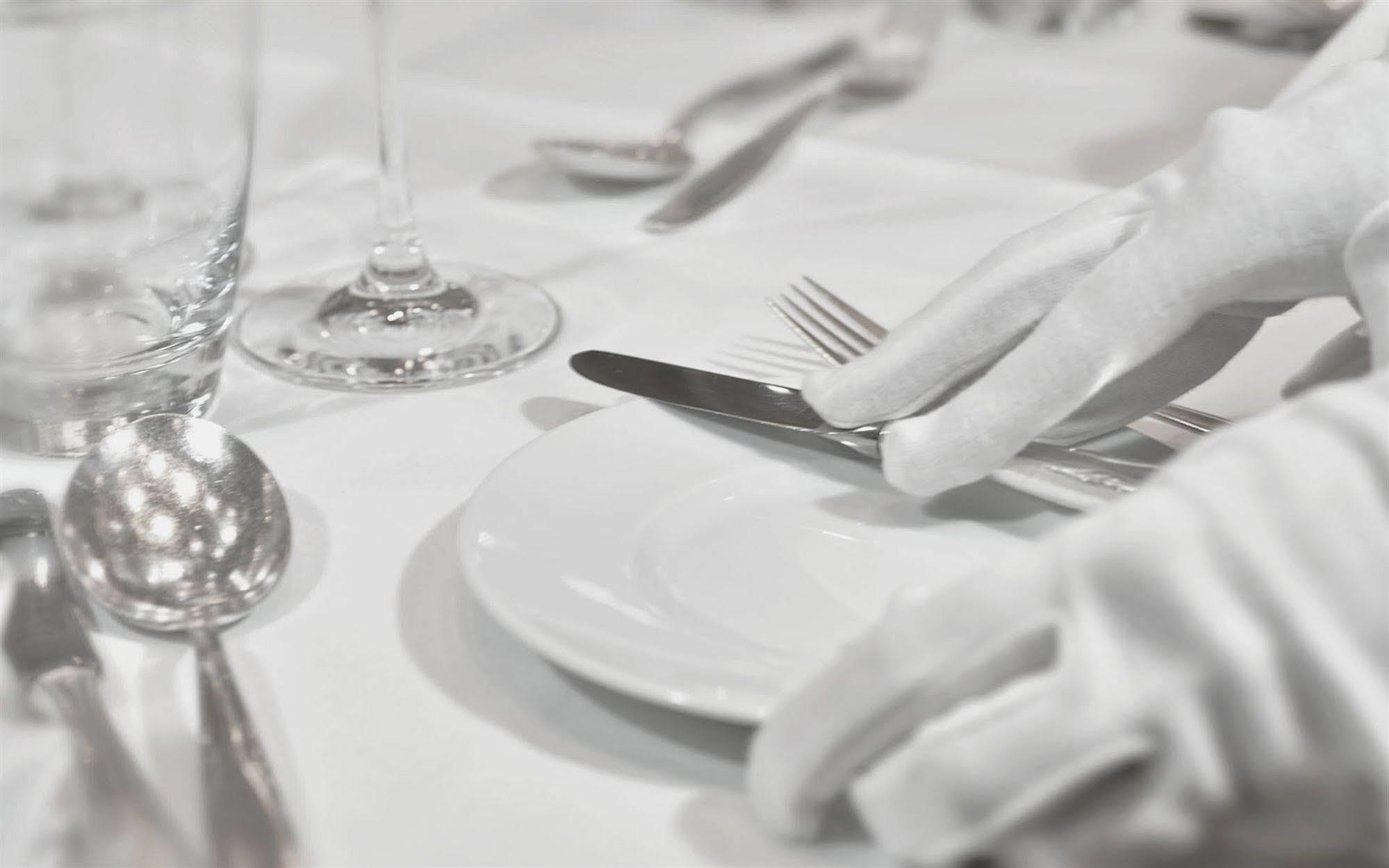 Privathotel Lindtner Hamburg Luaran gambar A table set for fine dining