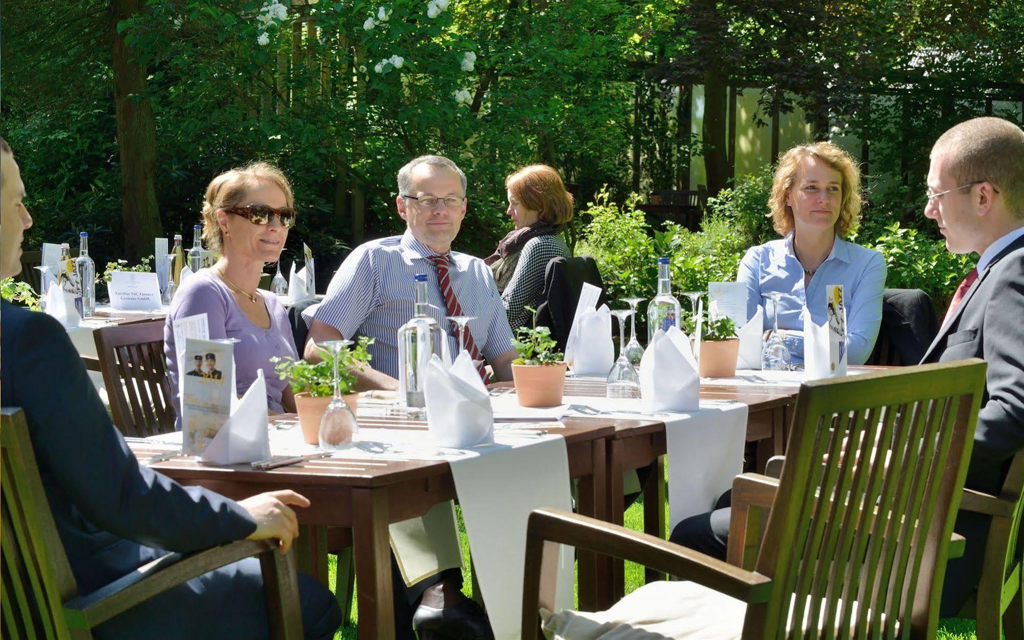 Privathotel Lindtner Hamburg Luaran gambar The Danish royal family at the annual garden party